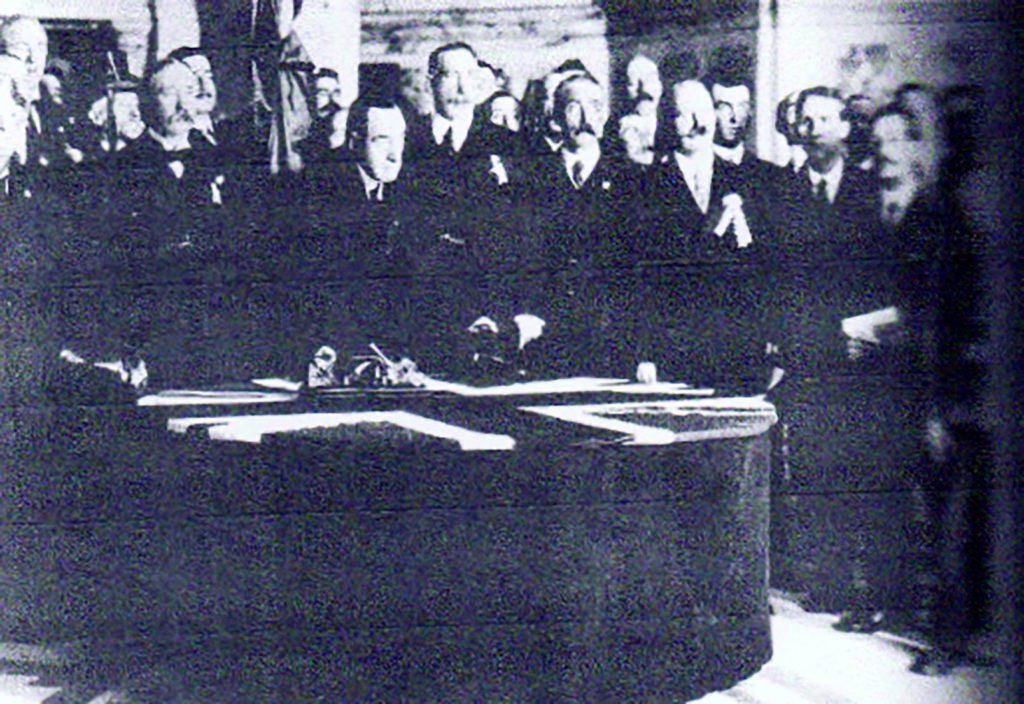 Sir Carson signing the Covenant in City Hall